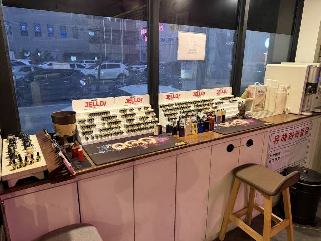 창가 쪽 진열대와 시연 테이블